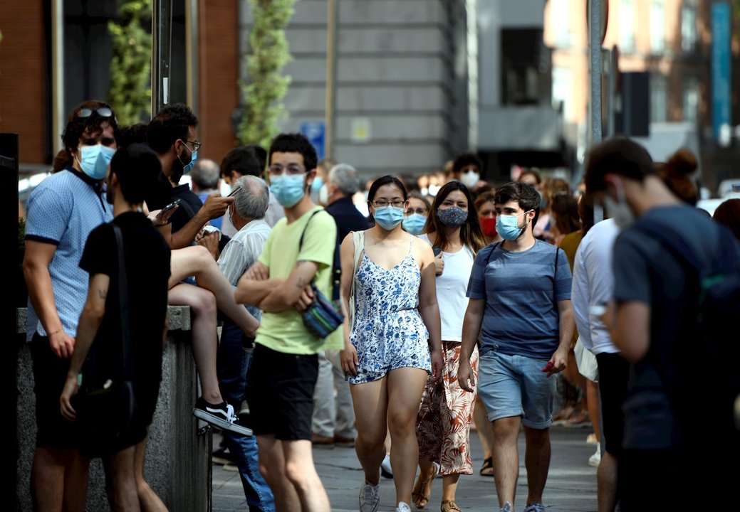 Varias personas caminan con mascarilla por una calle del centro de Madrid, en Madrid (España) a 30 de julio de 2020.