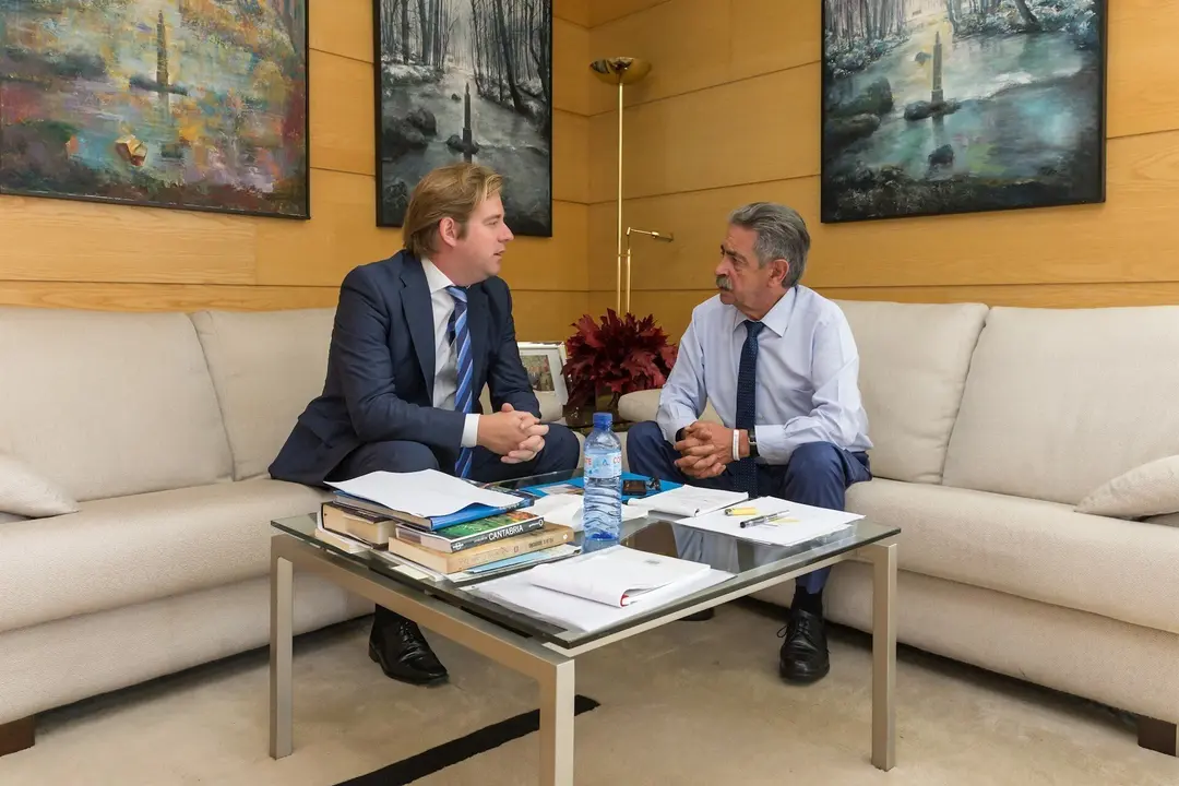 El presidente de Cantabria, Miguel &Aacute;ngel Revilla (Derecha), con el presidente de la FMC, Pablo Diestro