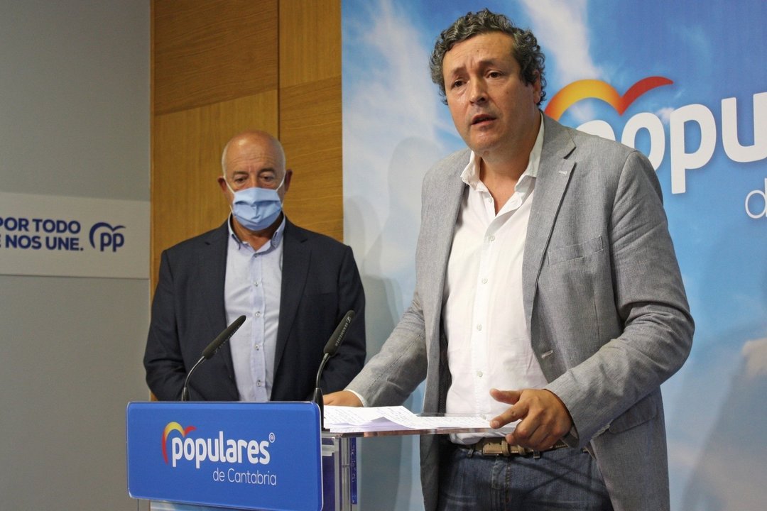El portavoz del PP en el Parlamento de Cantabria, Íñigo Fernández (Derecha), y el vicesecretario de Política Local del PP autonómico, Julián Vélez