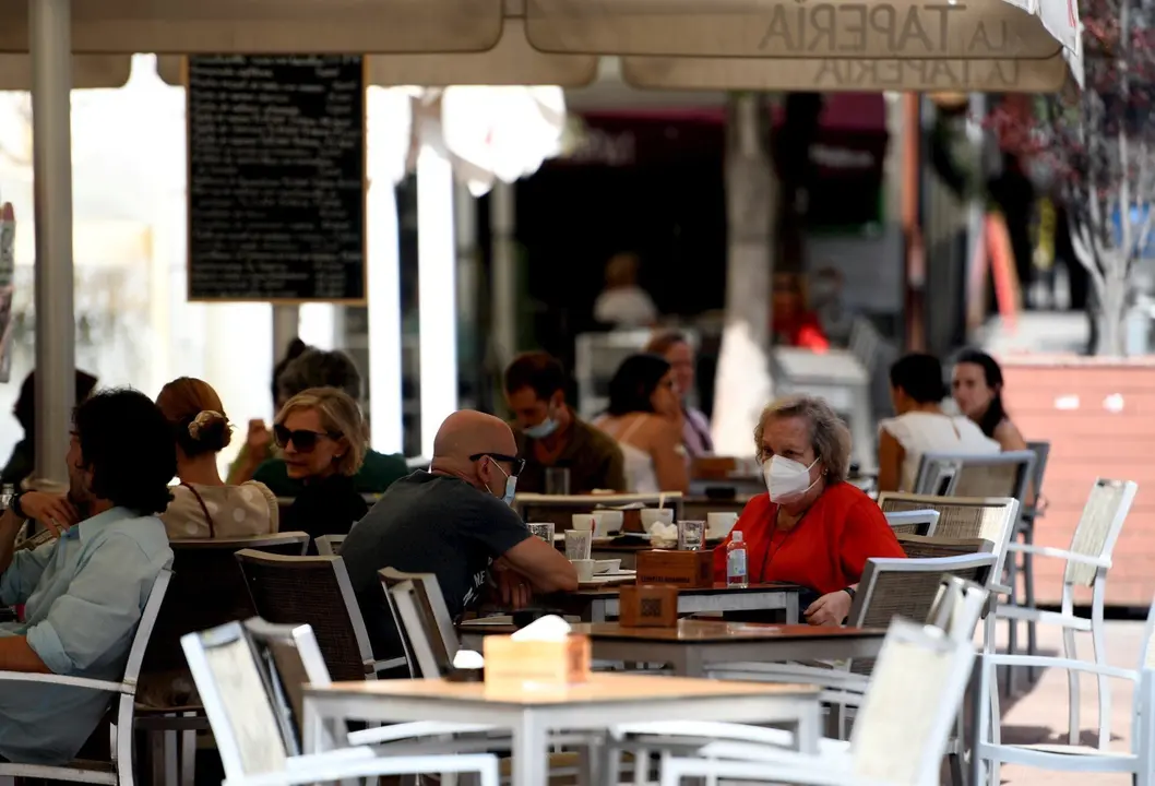 Varias personas disfrutan en una terraza de un bar, en Madrid (Espa&ntilde;a) a 30 de julio de 2020.