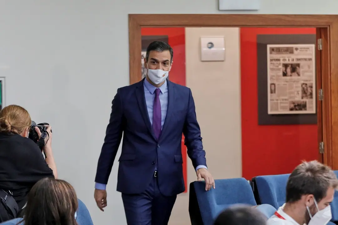El presidente del Gobierno, Pedro S&aacute;nchez, a su llegada para ofrecer la &uacute;ltima rueda de prensa  posterior a la reuni&oacute;n del Consejo de Ministros y antes de las vacaciones, en Moncloa, en Madrid (Espa&ntilde;a), a 4 de agosto de 2020