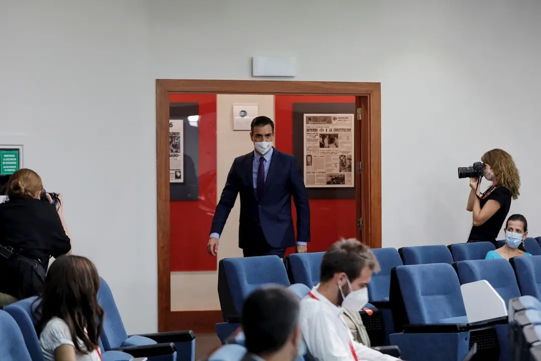 El presidente del Gobierno, Pedro S&aacute;nchez, a su llegada para ofrecer la &uacute;ltima rueda de prensa  posterior a la reuni&oacute;n del Consejo de Ministros y antes de las vacaciones, en Moncloa, en Madrid (Espa&ntilde;a), a 4 de agosto de 2020
