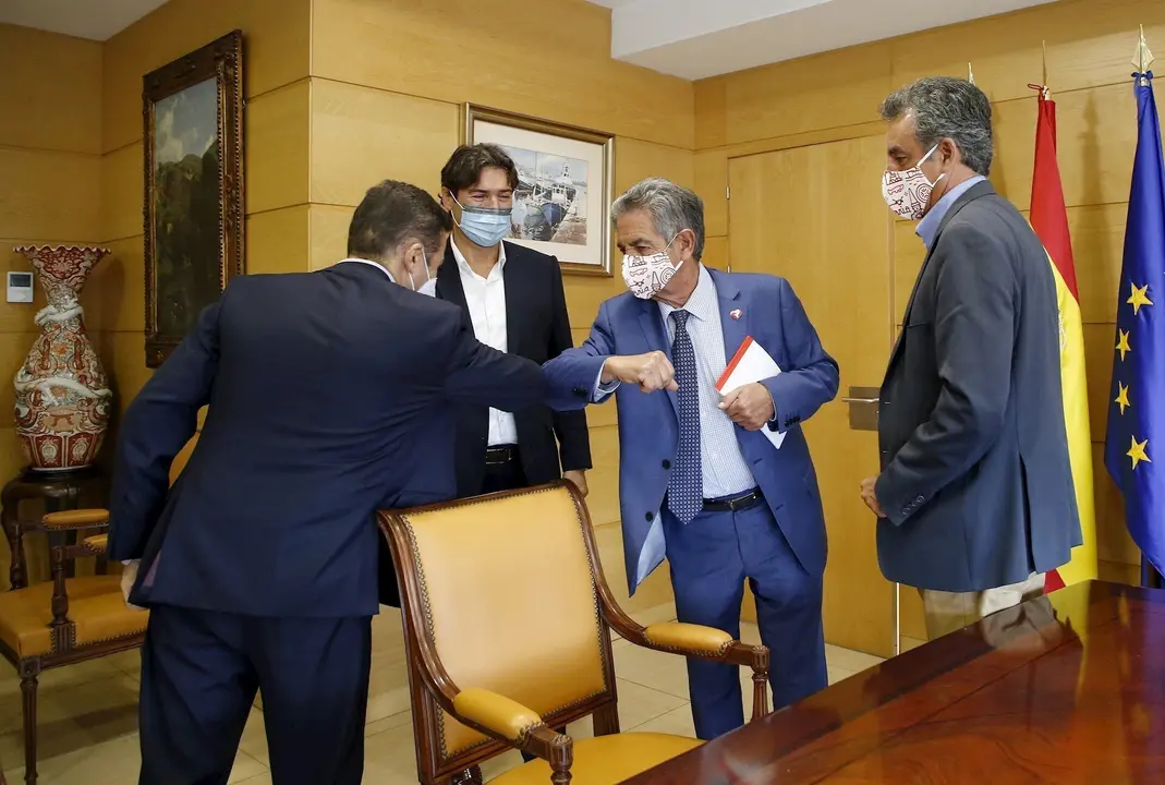 El presidente de Cantabria, Miguel &Aacute;ngel Revilla, y el consejero de Transportes, Francisco Mart&iacute;n, con el presidente del Puerto, Jaime Gonz&aacute;lez, y el nuevo director de la APS, Santiago D&iacute;az