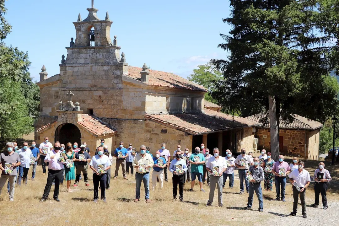 Integrantes de la Corporaci&oacute;n de Valderredible y ped&aacute;neos en la ermita de la Virgen de la Velilla para conmemorar un D&iacute;a de Valderredible  sin celebraciones