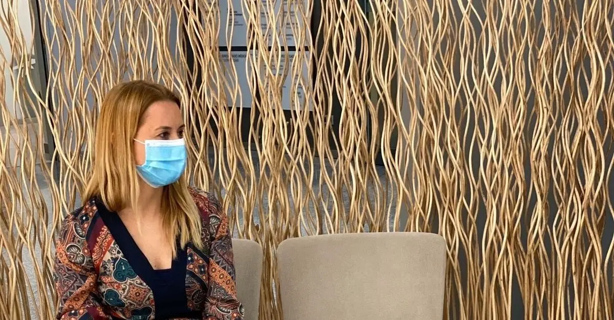 Una mujer con mascarilla