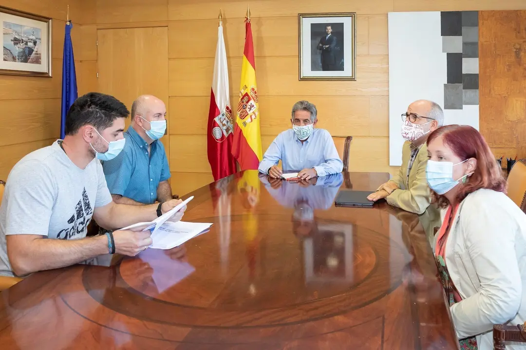 El presidente de Cantabria, Miguel &Aacute;ngel Revilla, y el consejero de Sanidad, Miguel Rodr&iacute;guez, se re&uacute;nen con el alcalde de Valle de Villaverde, Javier P&eacute;rez