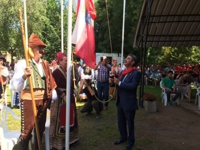  Izado de banderas en el D&iacute;a de Cantabria en Cabez&oacute;n de la Sal (archivo)