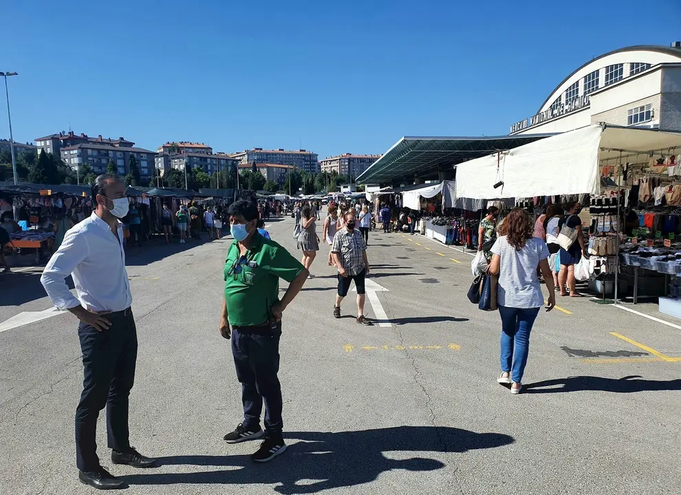 El alcalde de Torrelavega visita el MNG, que recupera la normalidad tras el positivo en Covid de un trabajador de una subcontrata