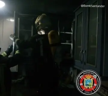 Los bomberos en la cocina quemada