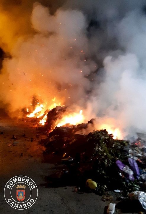 Bomberos de Camargo extinguen un incendio registrado en un contenedor de basura que estaba cargado en un vehículo de Recogida