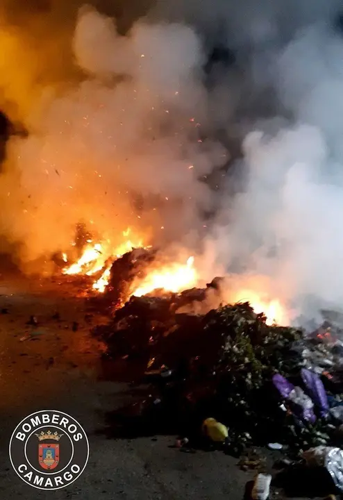 Bomberos de Camargo extinguen un incendio registrado en un contenedor de basura que estaba cargado en un veh&iacute;culo de Recogida