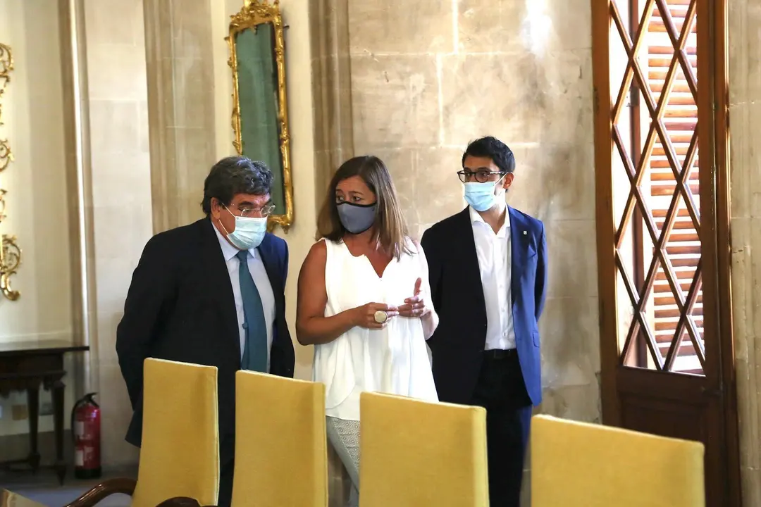 La presidenta del Govern, Francina Armengol (centro), junto al ministro de Inclusi&oacute;n, Seguridad Social y Migraciones, Jos&eacute; Luis Escriv&aacute; (izquierda) y el conseller de Modelo Econ&oacute;mico, Turismo y Trabajo, Iago Negueruela, en el Consolat de Mar.