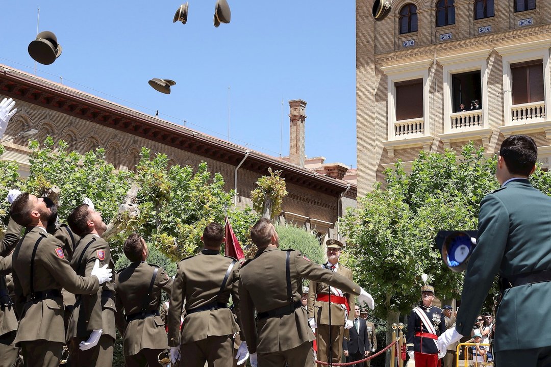 Varios oficiales lanzan sus gorras al aire durante el acto de entrega de los despachos a los nuevos oficiales del Ejército de Tierra en la Academia General Militar de Zaragoza.
