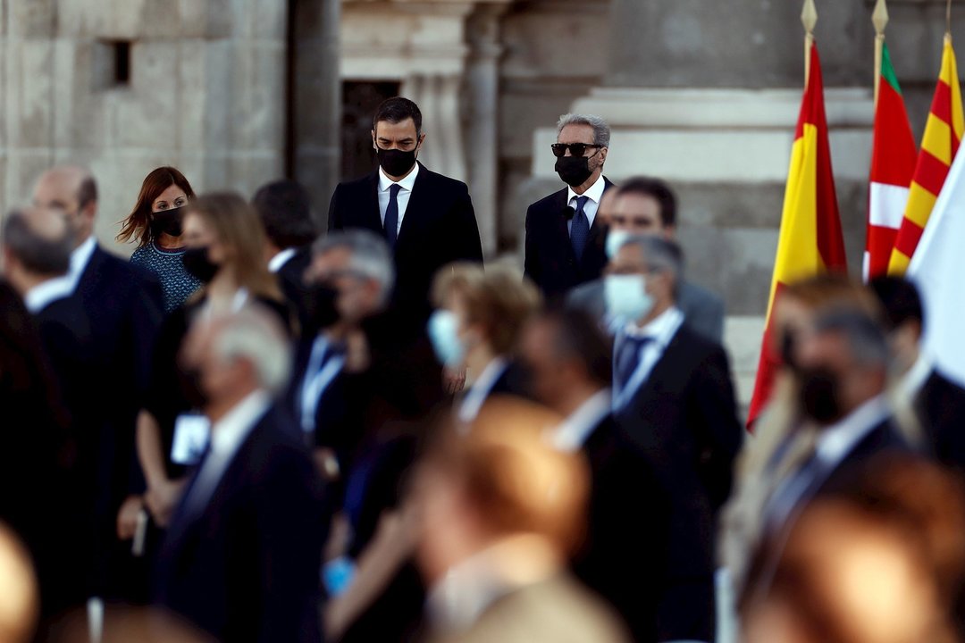 El presidente del Gobierno, Pedro Sánchez (c), durante el homenaje de Estado a las víctimas de la pandemia de coronavirus en el Patio de la Armería del Palacio Real en Madrid (España), a 16 de julio de 2020.