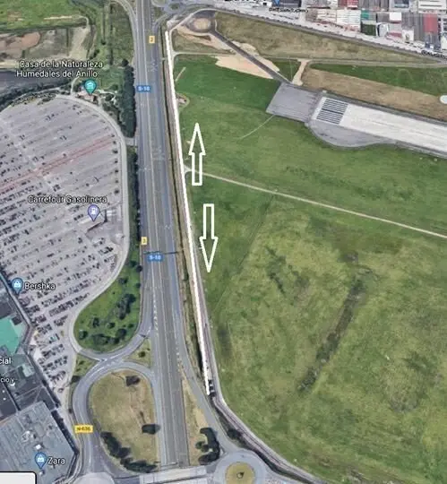 Cantabria ConBici pide al Ayuntamiento de Camargo que haga de doble sentido el tramo del carril bici del aeropuerto que discurre paralelo a la autov&iacute;a