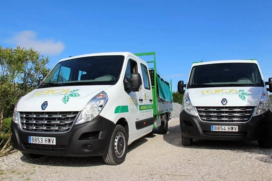 Veh&iacute;culos del Centro Especial de Empleo SERCA. Archivo.