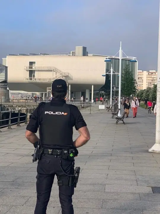 Agente de Polic&iacute;a Nacional en el Paseo Mar&iacute;timo de Santander