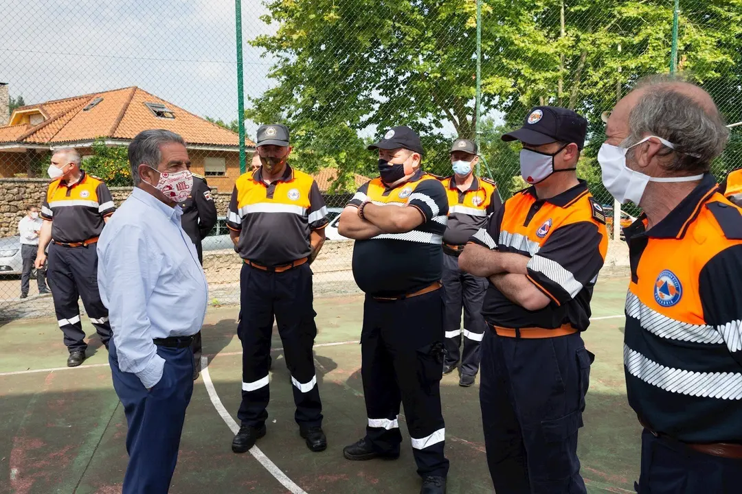 Revilla con efectivos del 112 y Protecci&oacute;n Civil durante la entrega de los premios de los Limones Solidarios