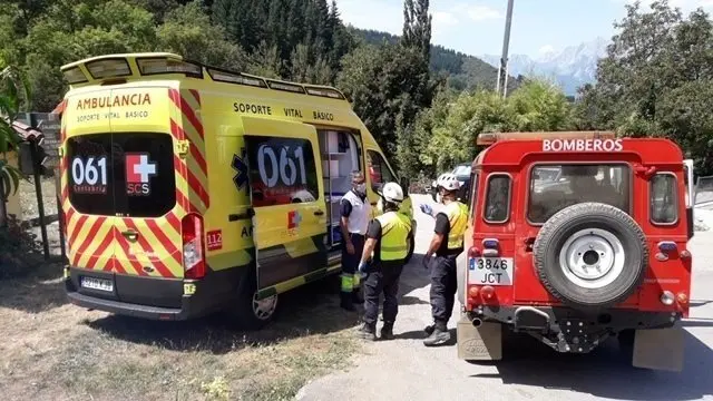 Veh&iacute;culos del 112 y del 061 participantes en la evacuanci&oacute;n de la mujer