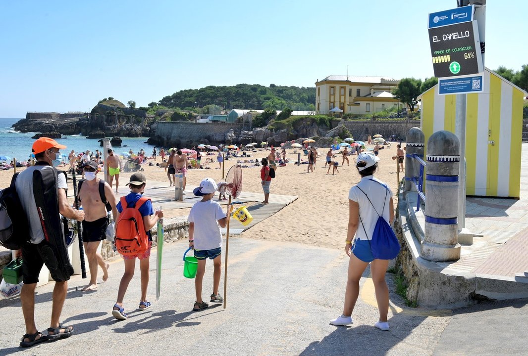Control de aforos en las playas de Santander