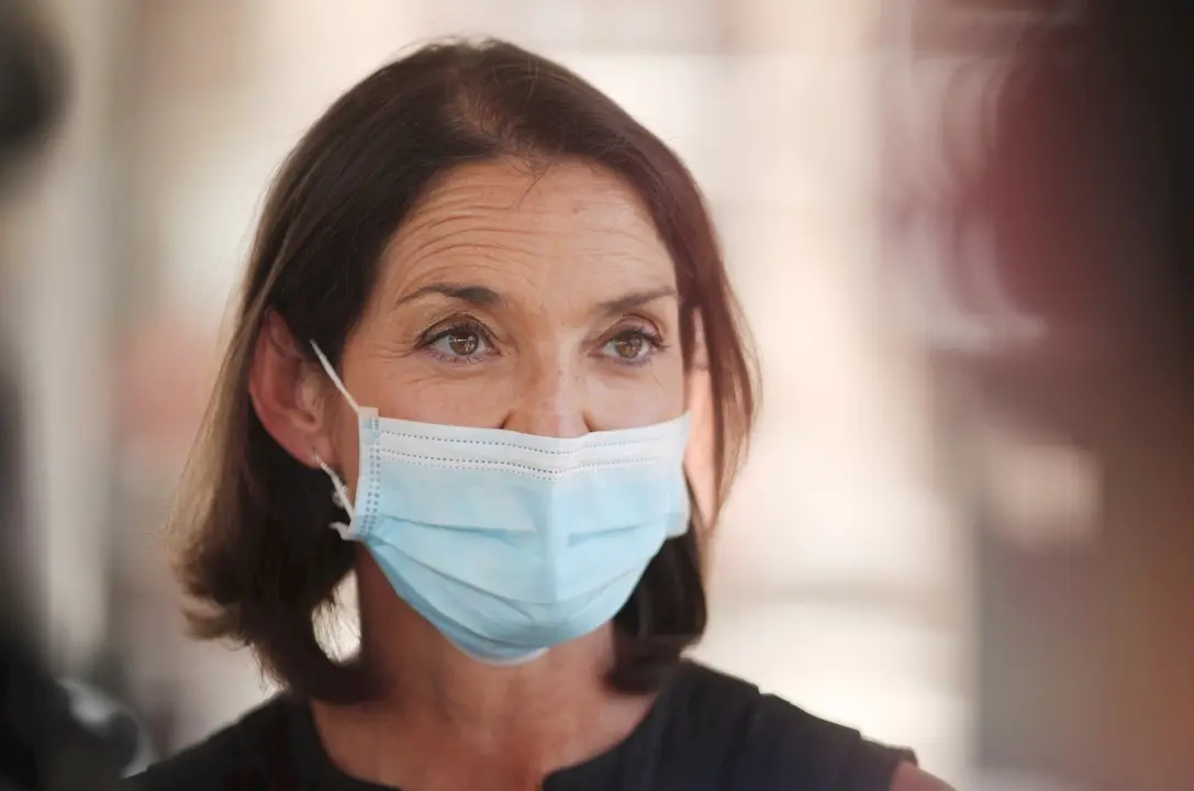 La ministra de Industria, Comercio y Turismo, Reyes Maroto, ofrece declaraciones a los medios de comunicac&oacute;n durante su visita el Parque Warner Madrid, en San Mart&iacute;n de la Vega, Madrid (Espa&ntilde;a) a 30 de julio de 2020.