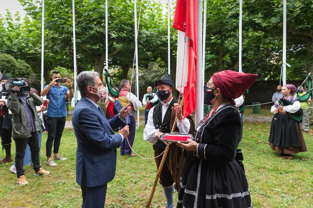 11:00 horas. Parque Municipal Conde San Diego, Cabez&oacute;n de la Sal. El presidente de Cantabria, Miguel &Aacute;ngel Revilla, junto con el vicepresidente y consejero de Universidades, Igualdad, Cultura y Deporte, Pablo Zuloaga, y varios consejeros, preside el homenaje al pueblo c&aacute;ntabro por su comportamiento durante la pandemia organizado con motivo del D&iacute;a de Cantabria. 9 de agosto de 2020 &copy; Ra&uacute;l Lucio