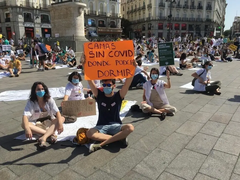 Los MIR se manifiestan para exigir mejoras laborales a la Consejer&iacute;a de Sanidad.