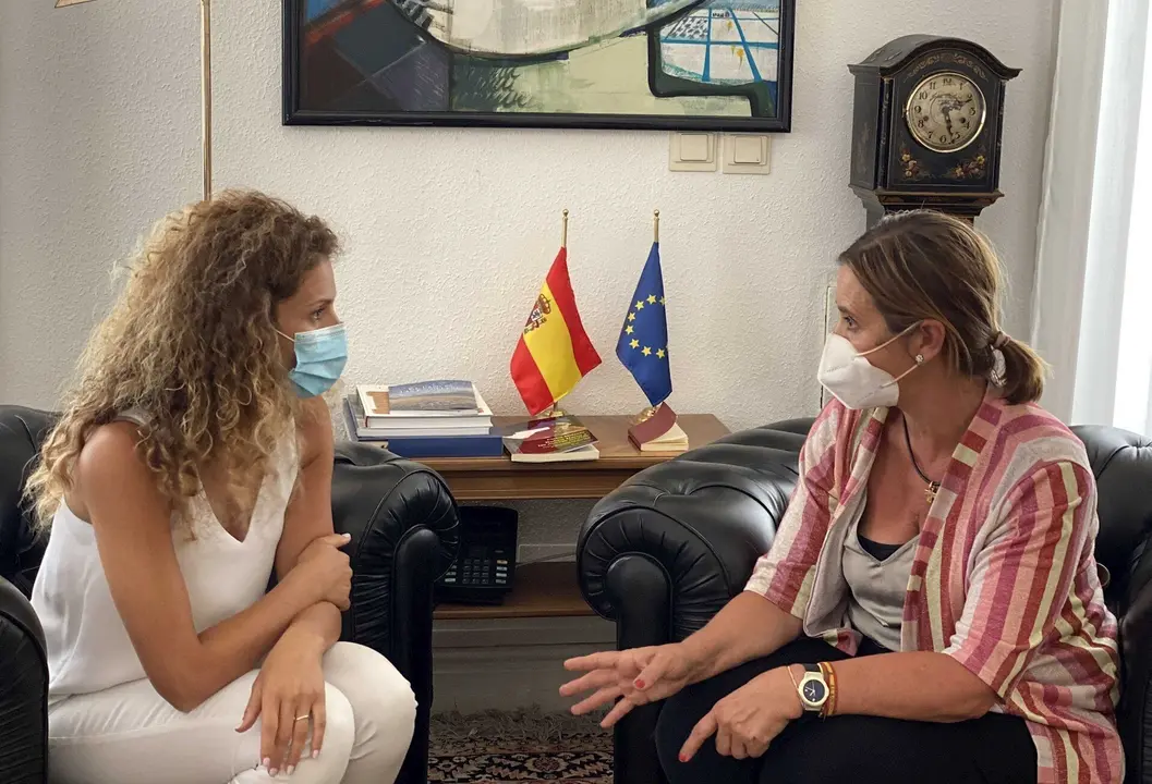 La delegada del Gobierno en Cantabria, Ainoa Qui&ntilde;ones, con Eva Fern&aacute;ndez