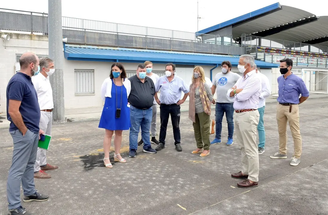 Visita a las obras de ampliaci&oacute;n y reforma del campo de f&uacute;tbol y rugby de San Rom&aacute;n estar&aacute;n acabadas antes de que finalice el mes de octubre