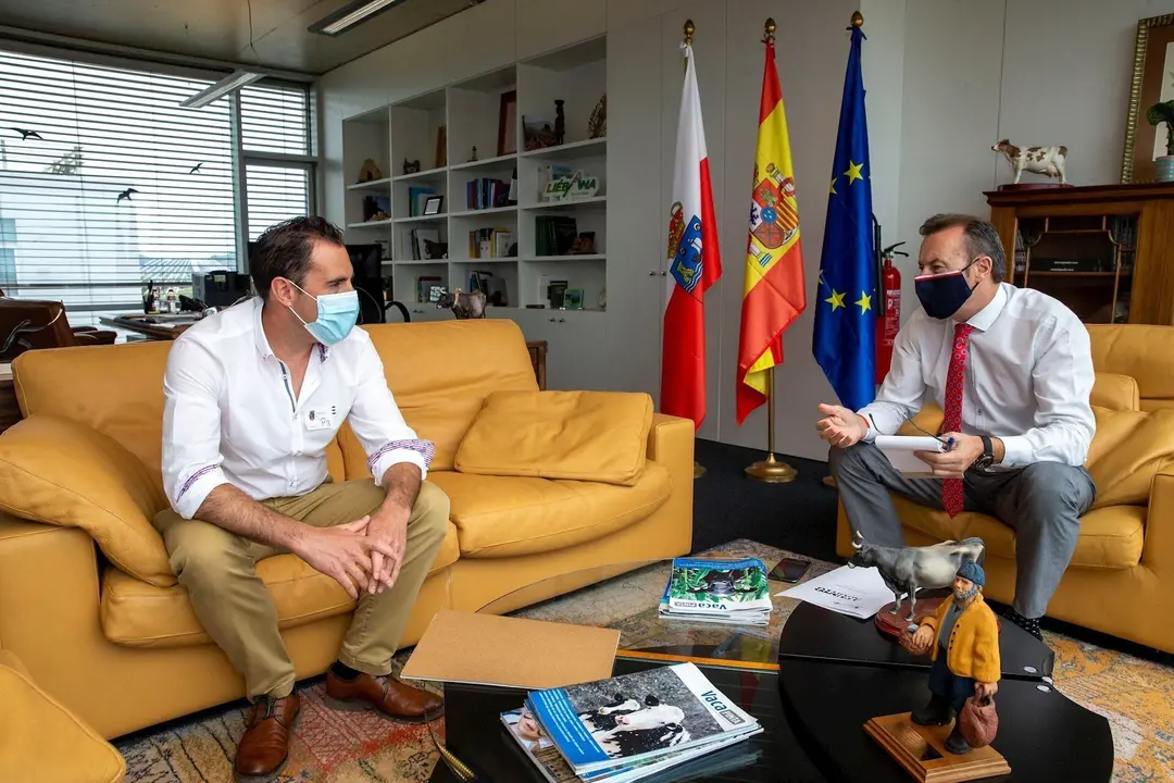 Blanco estudia con el alcalde de Santiurde de Reinosa la mejora de las infraestructuras agrarias del municipio