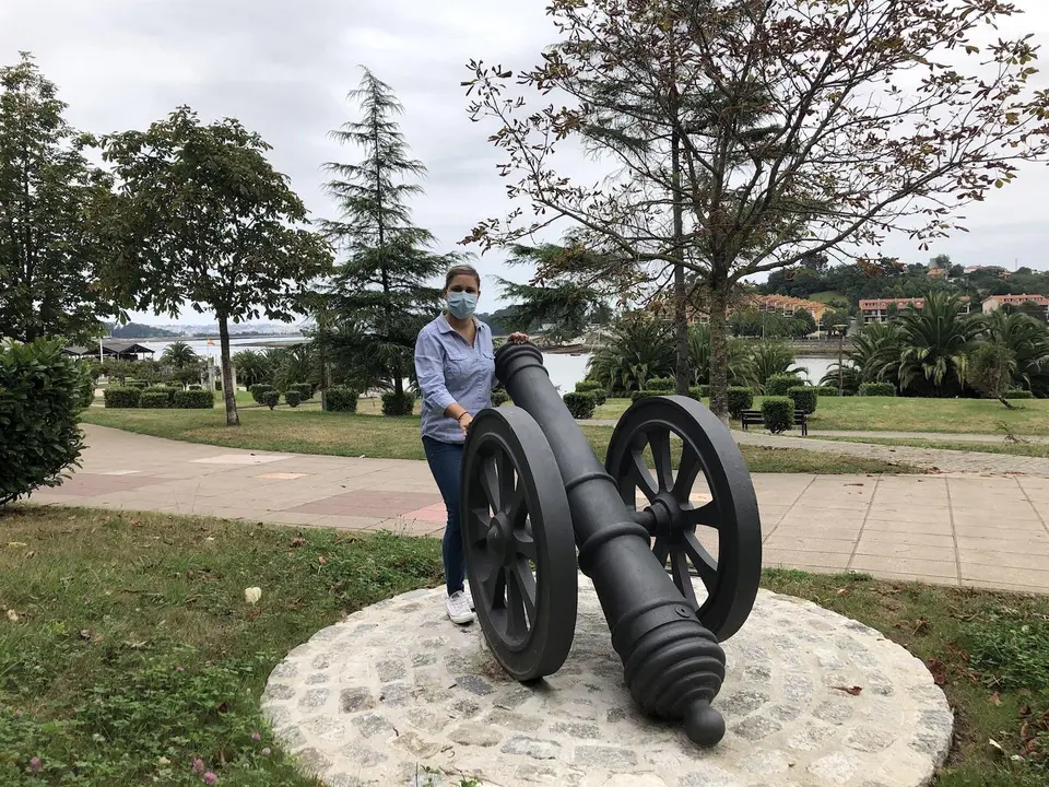 La concejala de Cultura junto al ca&ntilde;&oacute;n rehabilitado