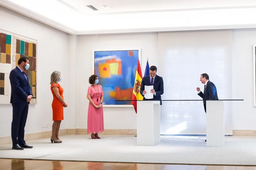 El presidente del Gobierno, Pedro S&aacute;nchez (2d); y el presidente de la Federaci&oacute;n Espa&ntilde;ola de Municipios y Provincias (FEMP) y alcalde de Vigo, Abel Caballero (1d).