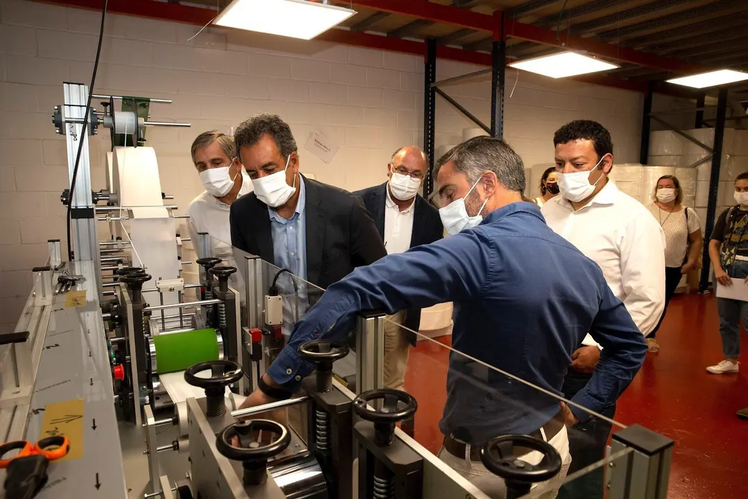 El consejero de Industria en la empresa c&aacute;ntabra de fabricaci&oacute;n de mascarillas Efasys Medical