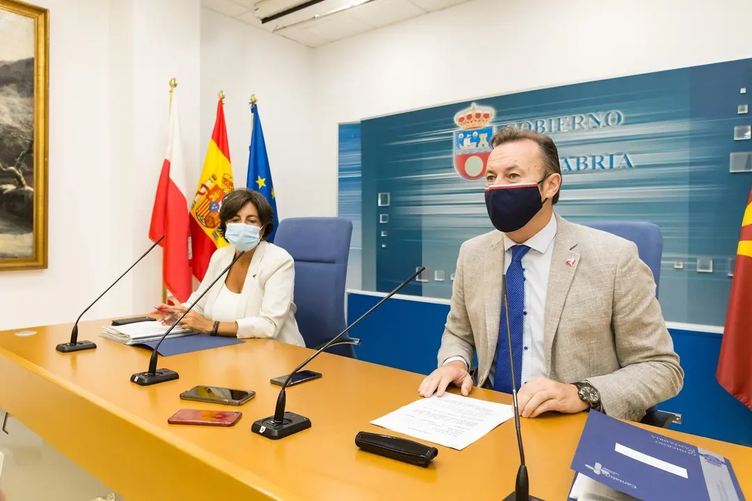 El consejero de Ganader&iacute;a, Guillermo Blanco, y la directora general del &aacute;rea, Beatriz Fern&aacute;ndez
