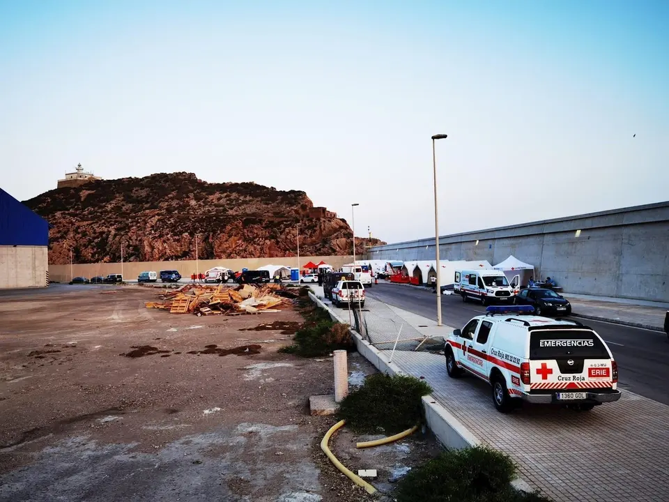 Imagen del dispositivo de Cruz Roja habilitado para recibir a los inmigrantes llegados en patera a la costa de la Regi&oacute;n