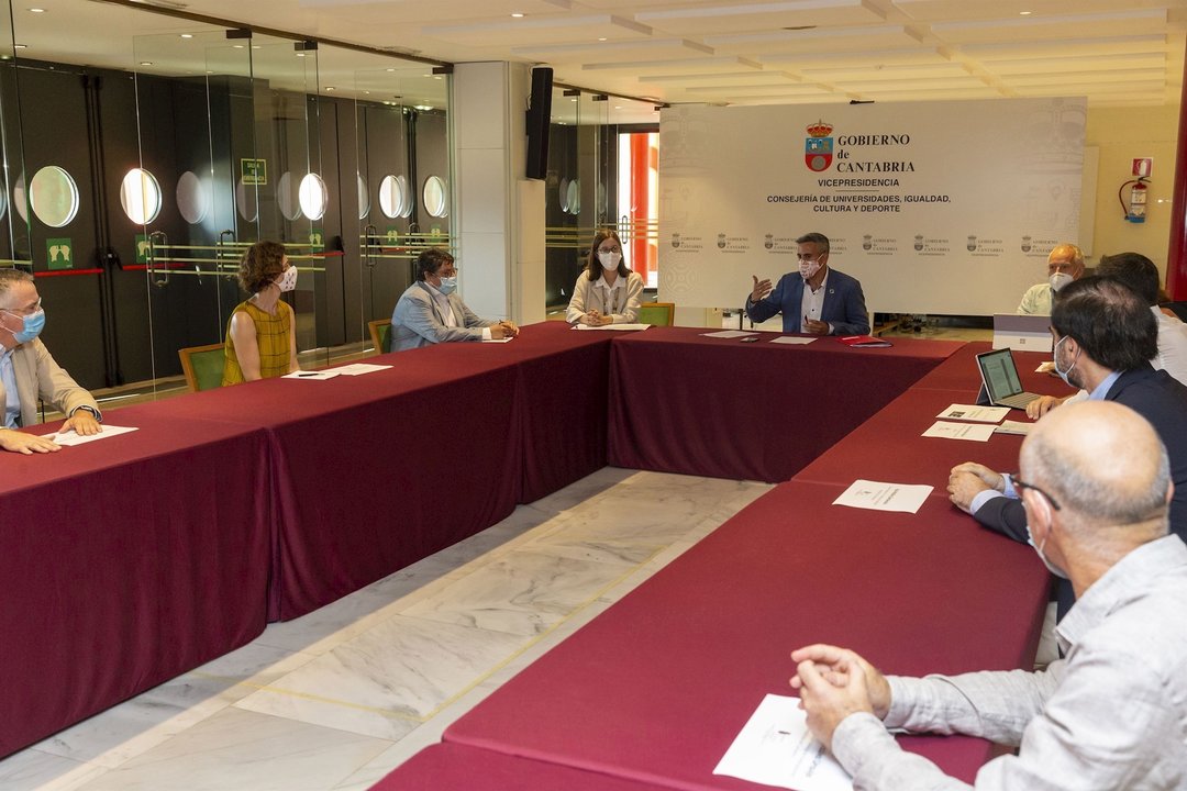 El vicepresidente de Cantabria, Pablo Zuloaga, se reúne con los responsables de centros de investigación y la UC