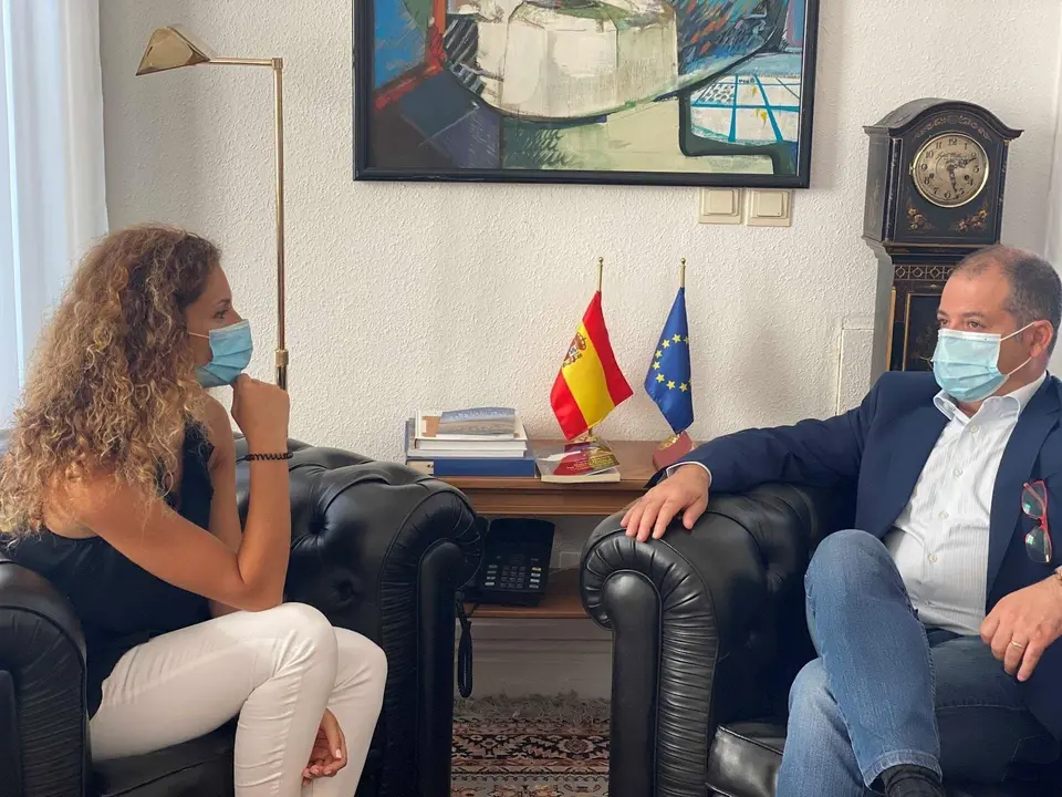 La delegada del Gobierno en Cantabria, Ainoa Qui&ntilde;ones, y el rector de UNEATLANTICO, Rub&eacute;n Calder&oacute;n