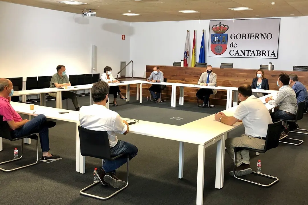 El consejero de Desarrollo Rural, Guillermo Blanco, en el encuentro con UPA