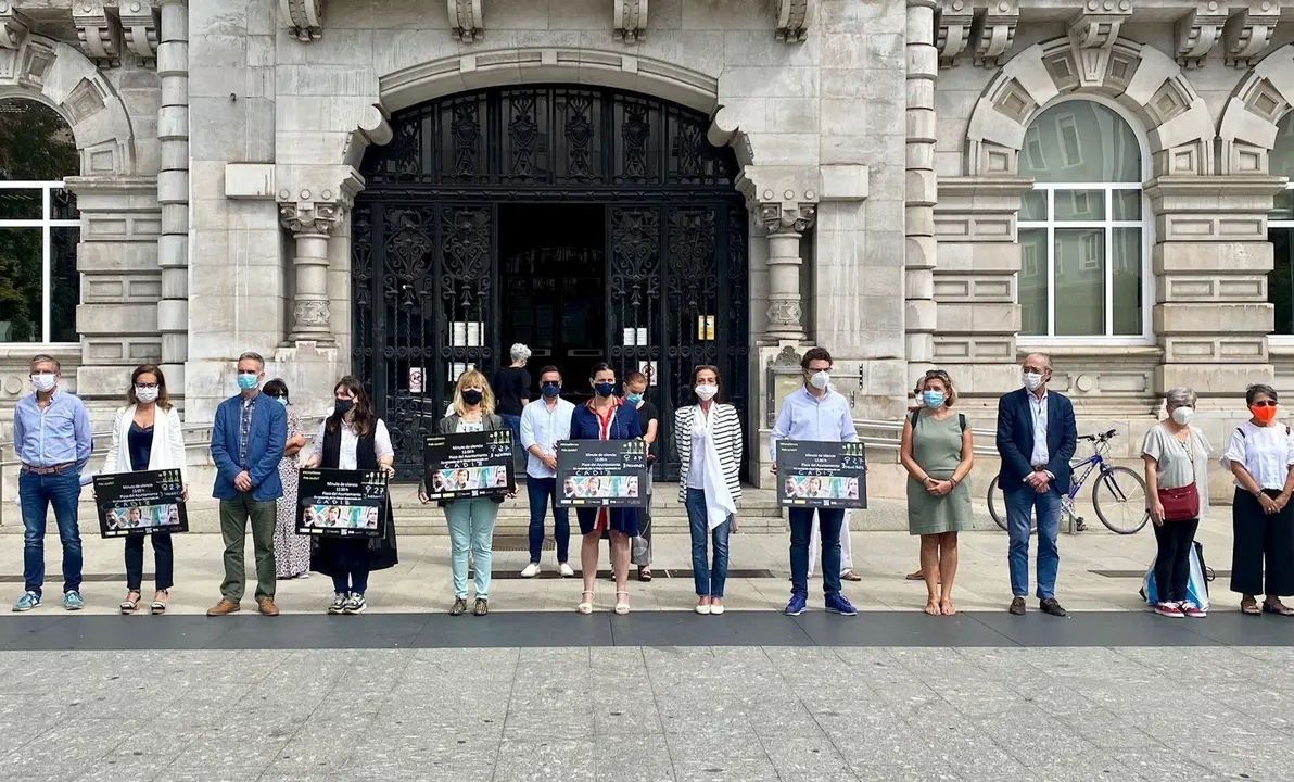 Minuto de silencio por la mujer asesinada