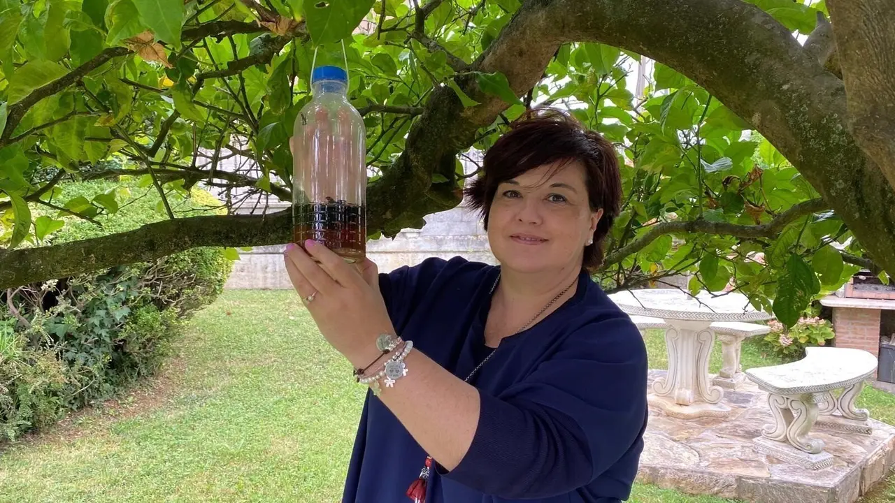 La concejala de Medio Ambiente del Ayuntamiento de Marina de Cudeyo, Cristina G&oacute;mez, con una trampa de avispa asi&aacute;tica