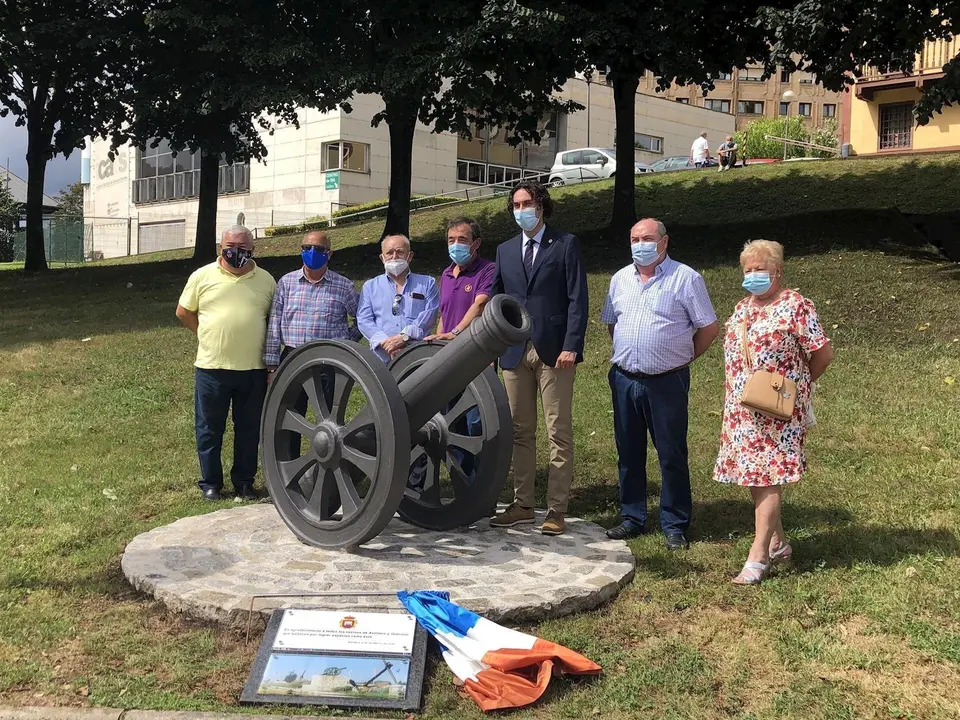 El alcalde con los miembros de la coordinadora de vecinos junto al ca&ntilde;&oacute;n