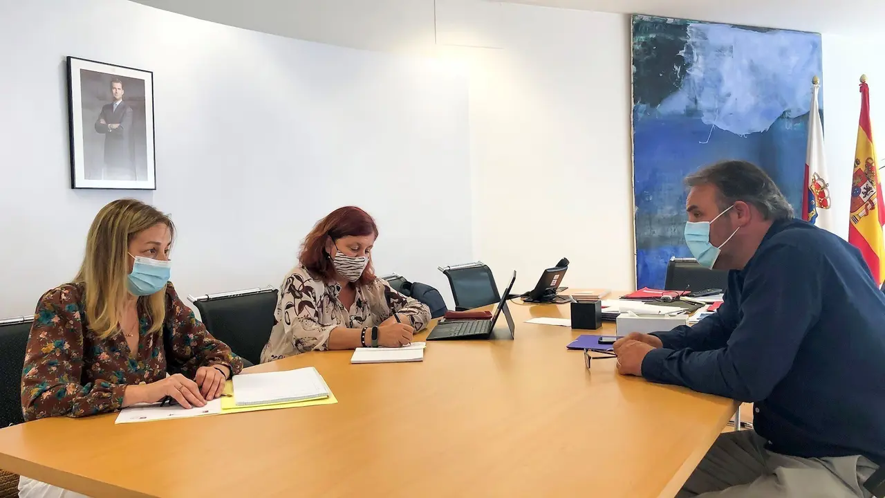 Alicia G&oacute;mez, Celia G&oacute;mez Y Gregorio Alonso, Durante La Reuni&oacute;n Mantenida En La Consejer&iacute;a De Sanidad