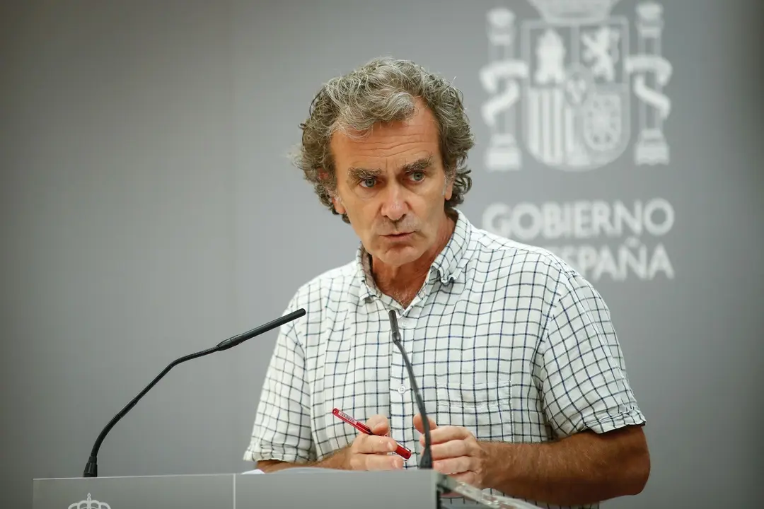El director del Centro de Coordinaci&oacute;n de Alertas y Emergencias Sanitarias, Fernando Sim&oacute;n, ofrece una rueda de prensa donde ha informado de 2.935 nuevos casos de COVID-19, un considerable avance en comparaci&oacute;n con los 1.690 de ayer, en la Sede del Minist