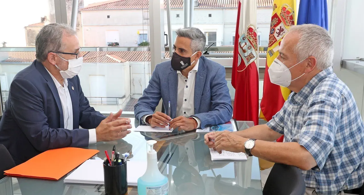 El vicepresidente y consejero de Universidades, Igualdad, Cultura y Deporte, Pablo Zuloaga, se re&uacute;ne con el rector de la UC, &Aacute;ngel Pazos.