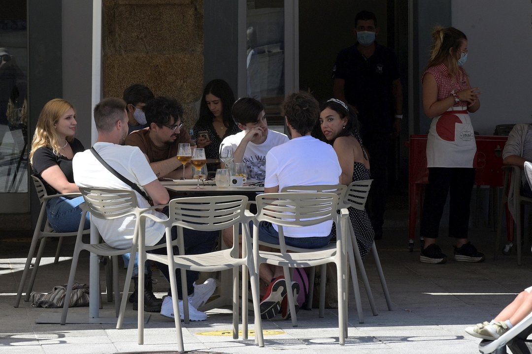 Ambientes en una terraza durante el primer día de la prohibición de fumar en la vía pública en Galicia si no existe una distancia de dos metros de separación con otras personas para evitar contagios de Covid-19, en A Coruña, Galicia, (España), a 13 de ago