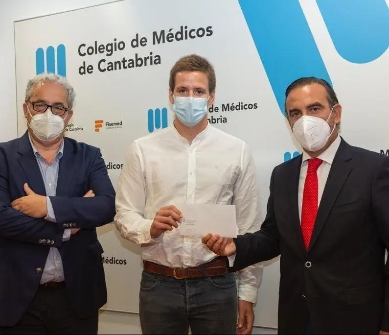 Colegio de M&eacute;dicos entrega a I&ntilde;igo Navarro el premio al Mejor Expediente MIR