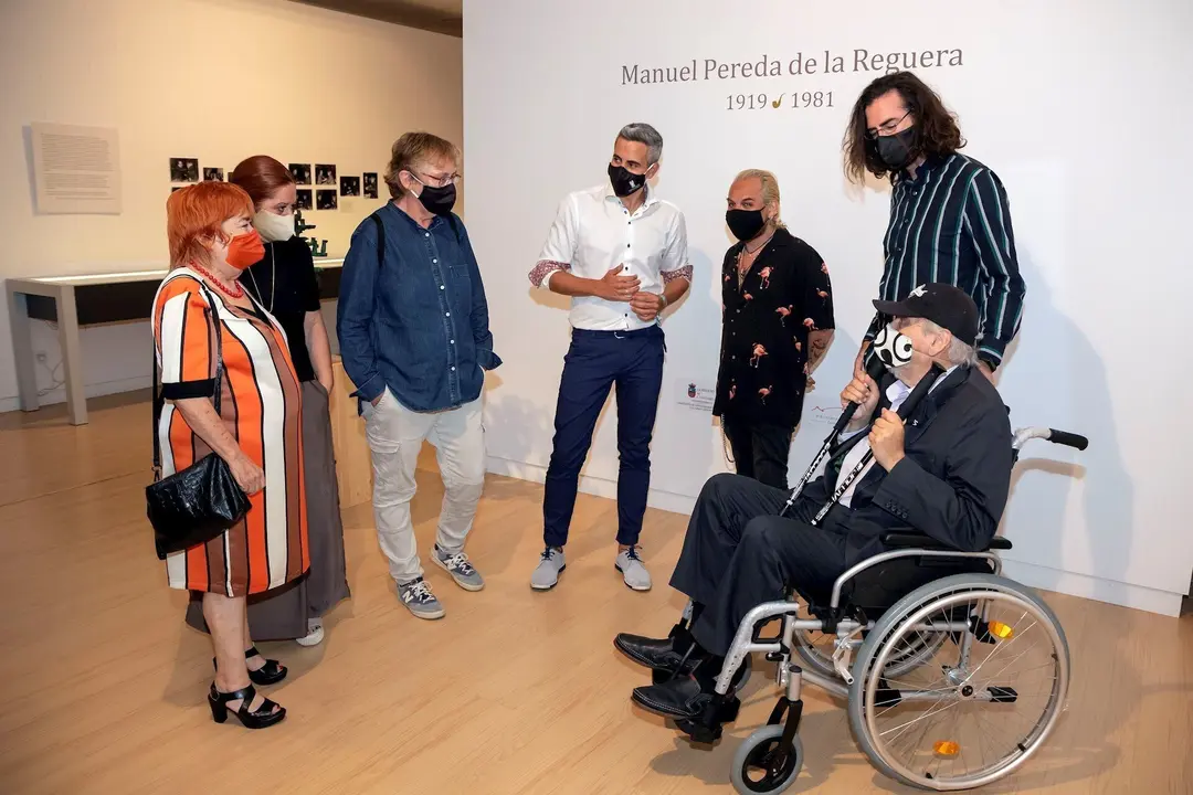 El vicepresidente y consejero de Universidades, Igualdad, Cultura y Deporte, Pablo Zuloaga, inaugura la exposici&oacute;n sobre Pereda de la Reguera en la Biblioteca Central