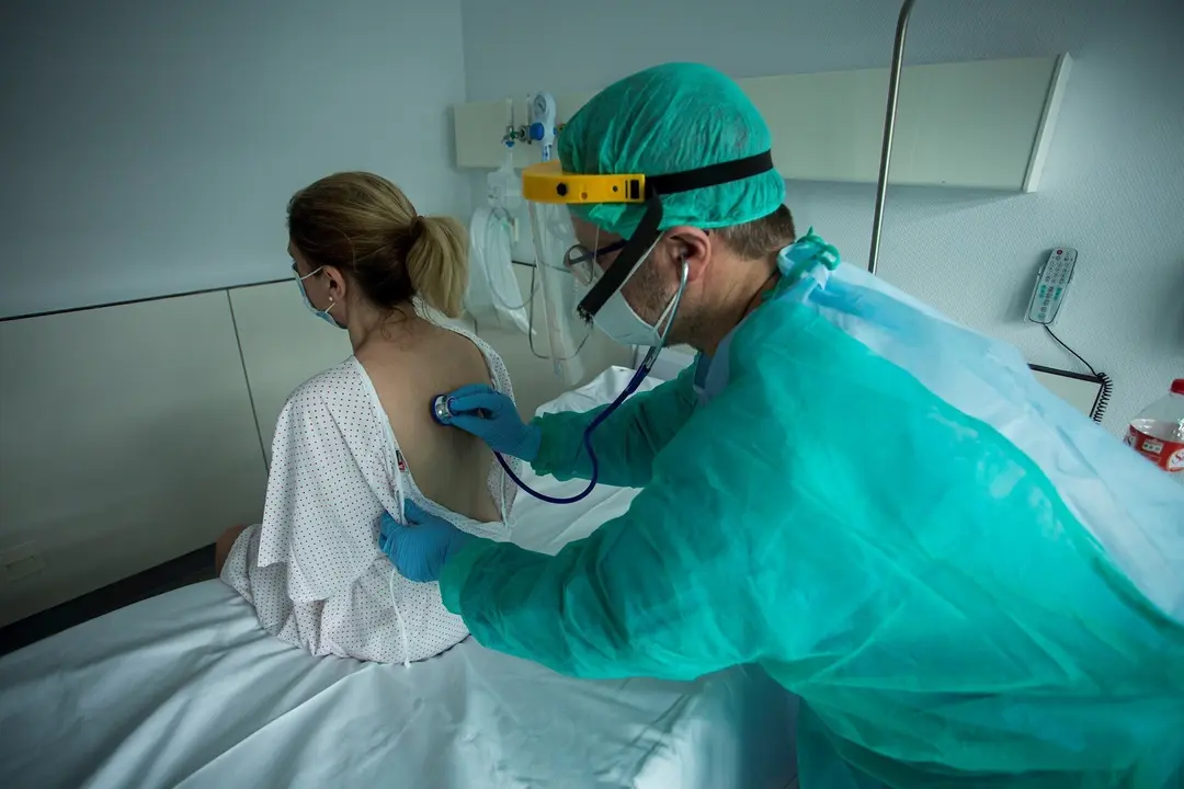 M&eacute;dico y paciente en Valdecilla