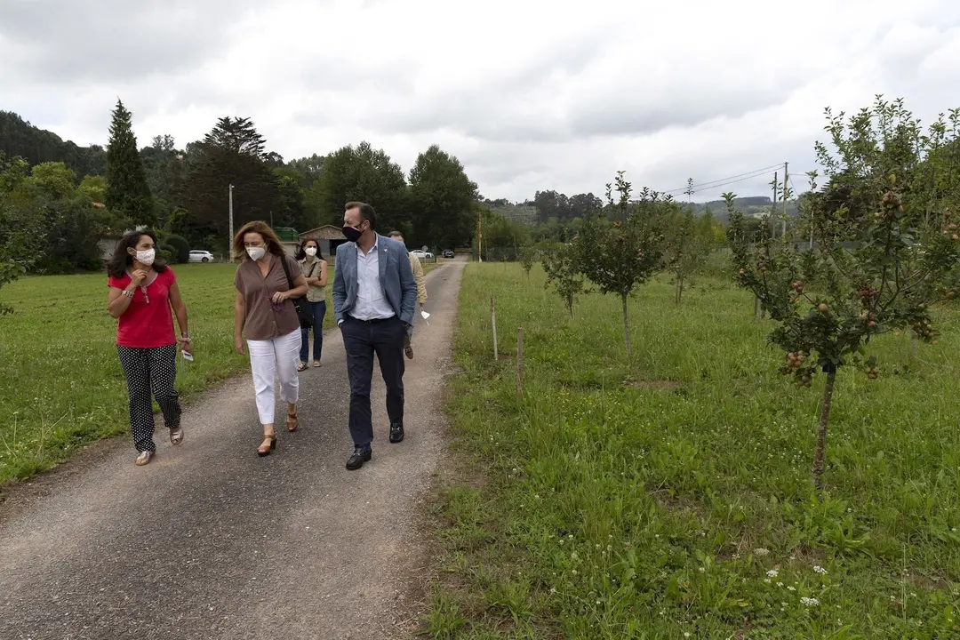 El consejero de Desarrollo Rural, Ganader&iacute;a, Pesca, Alimentaci&oacute;n y Medio Ambiente, Guillermo Blanco, visita el vivero forestal del Gobierno de Cantabria en Villapresente