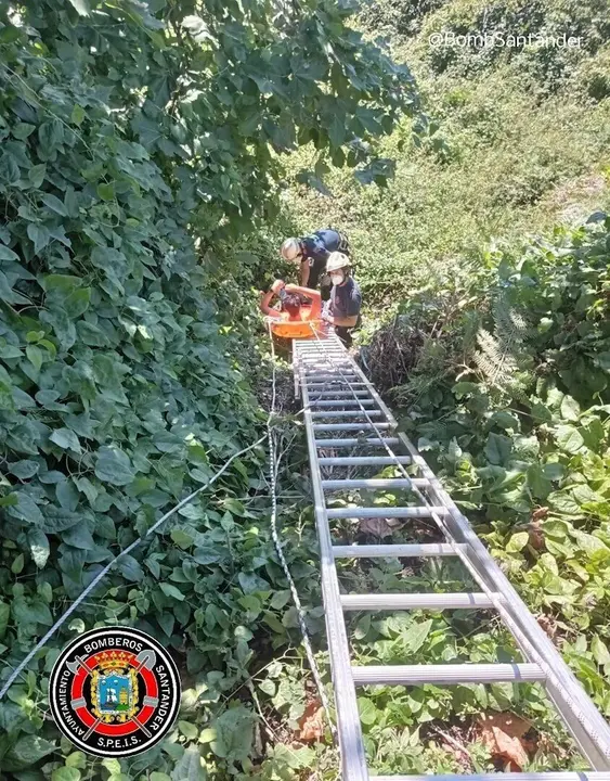 Rescatan a un joven que cay&oacute; por un terraplen en Liencres y qued&oacute; atrapado en un zarzal